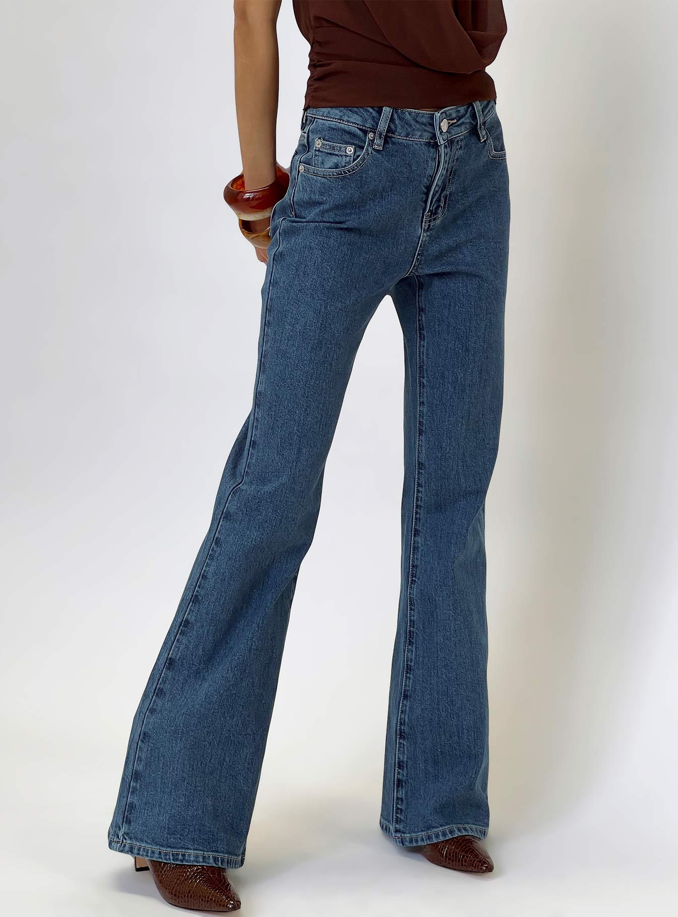 Magic Mirror Mid Rise Bootleg Jeans Mid Blue Wash-Vipp Girl