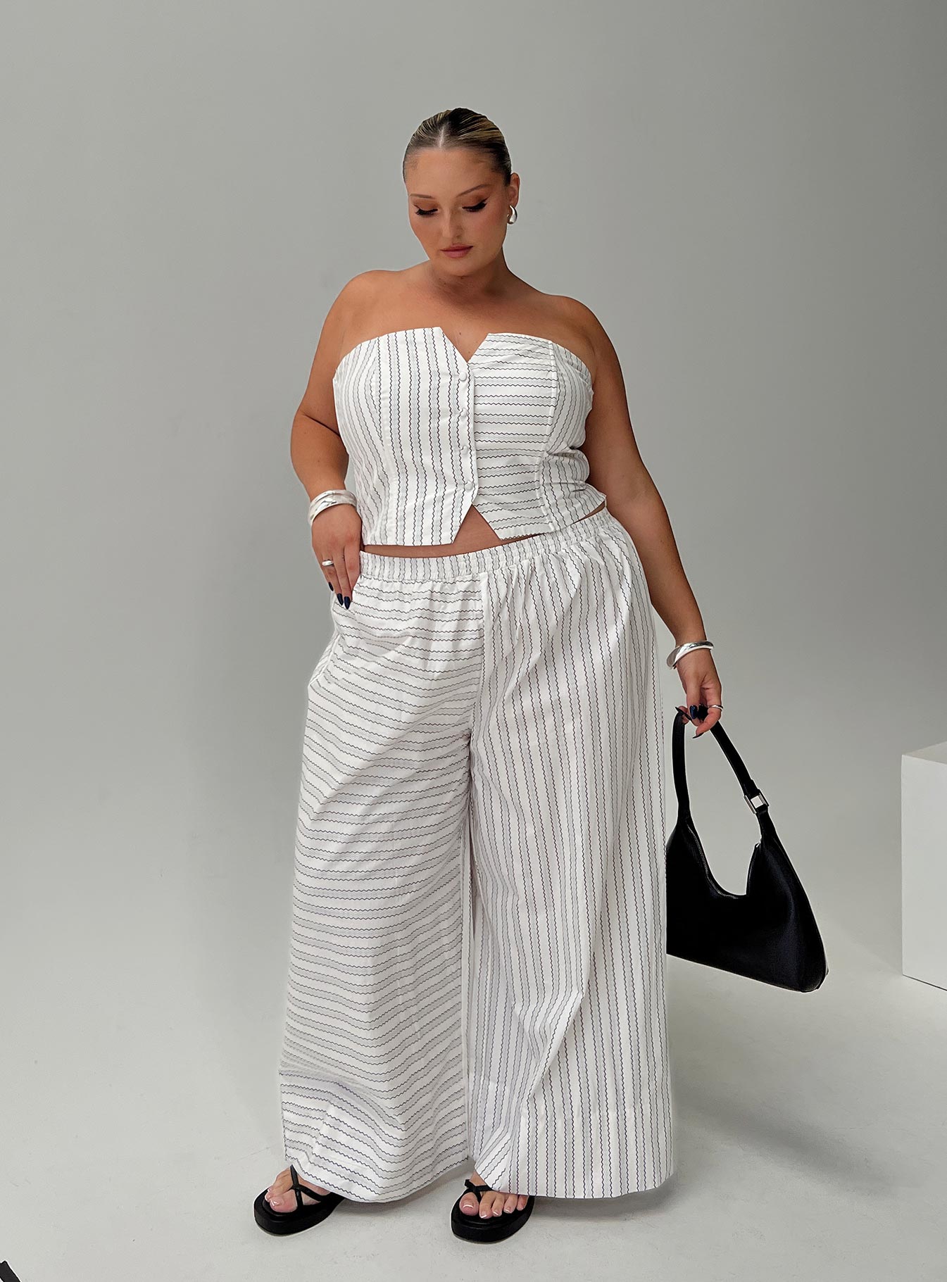 Boarder Pants White Stripe Curve-Vipp Girl