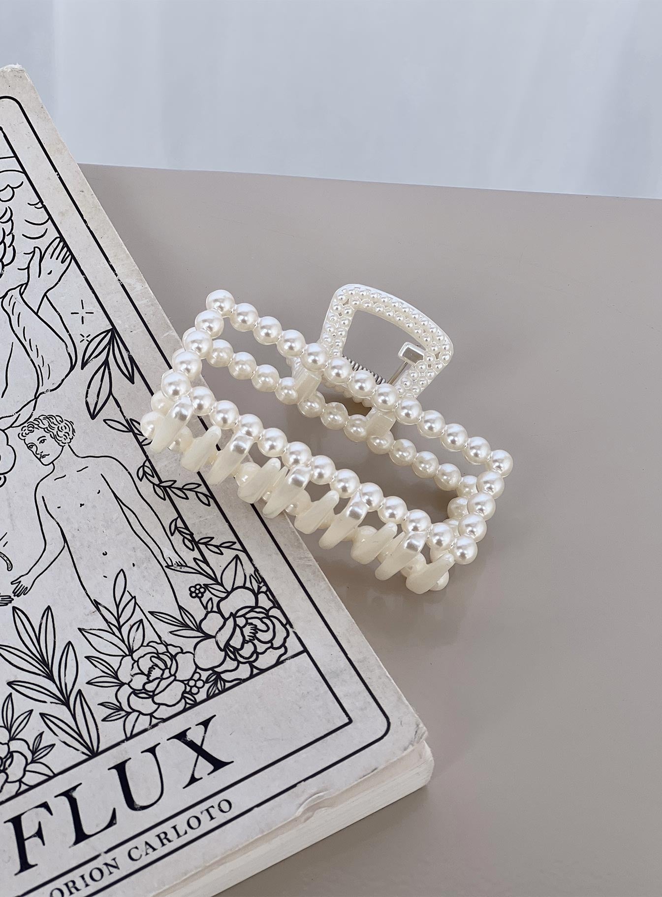 Moreno Pearl Hair Clip White-Vipp Girl