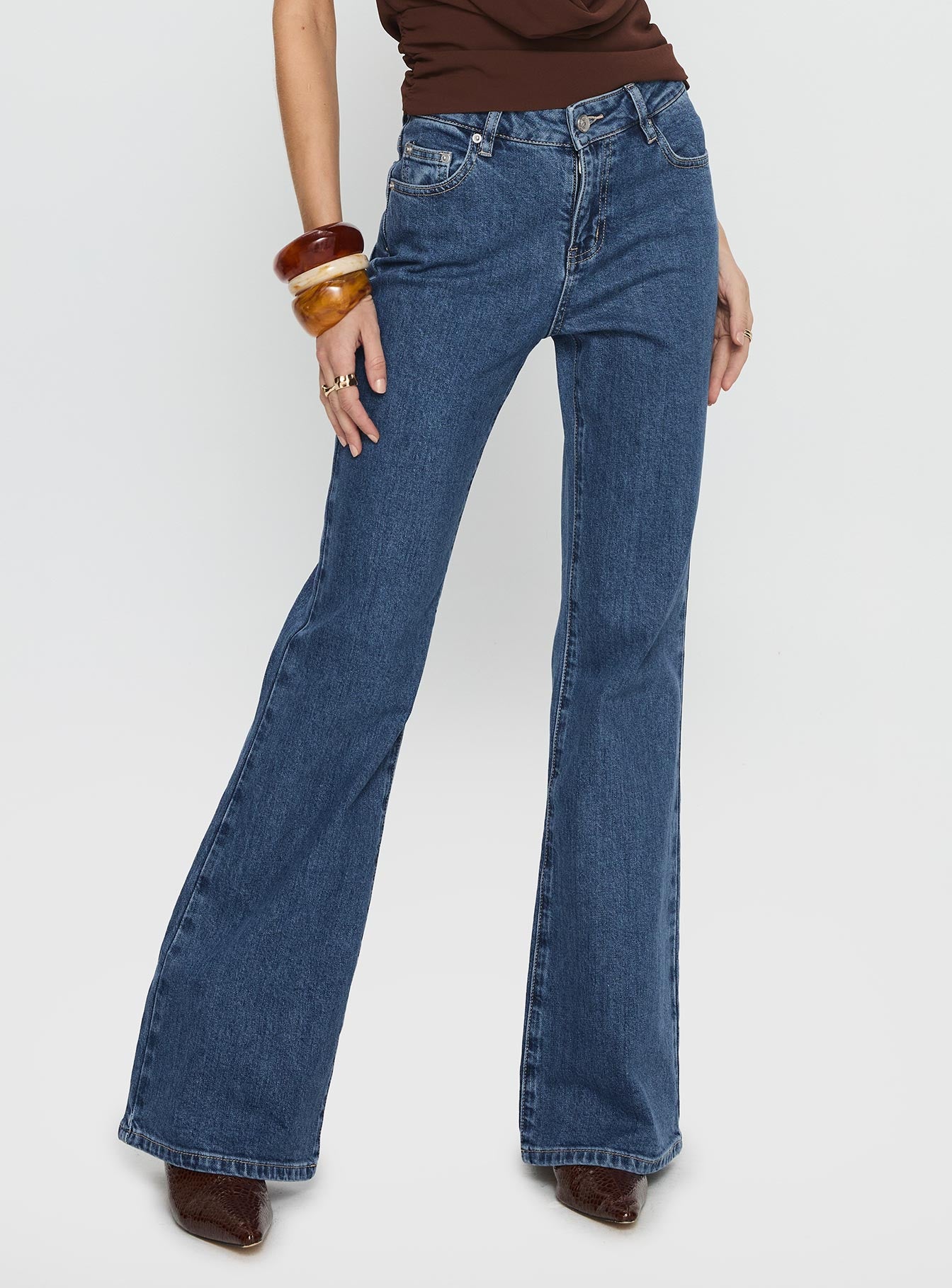 Magic Mirror Mid Rise Bootleg Jeans Mid Blue Wash-Vipp Girl