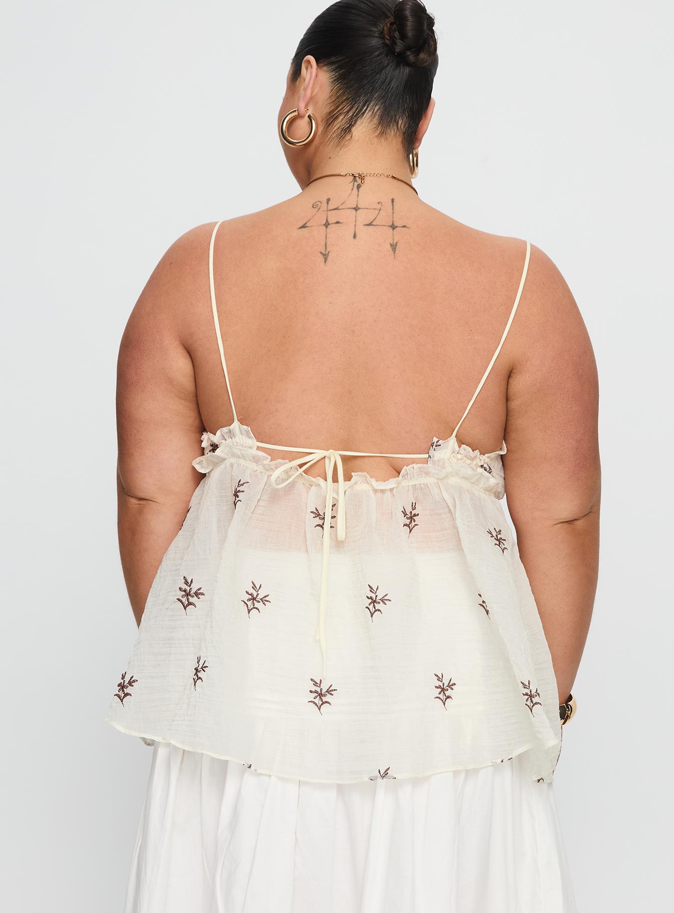 Cinnamon Embroidered Top Cream Curve-Vipp Girl