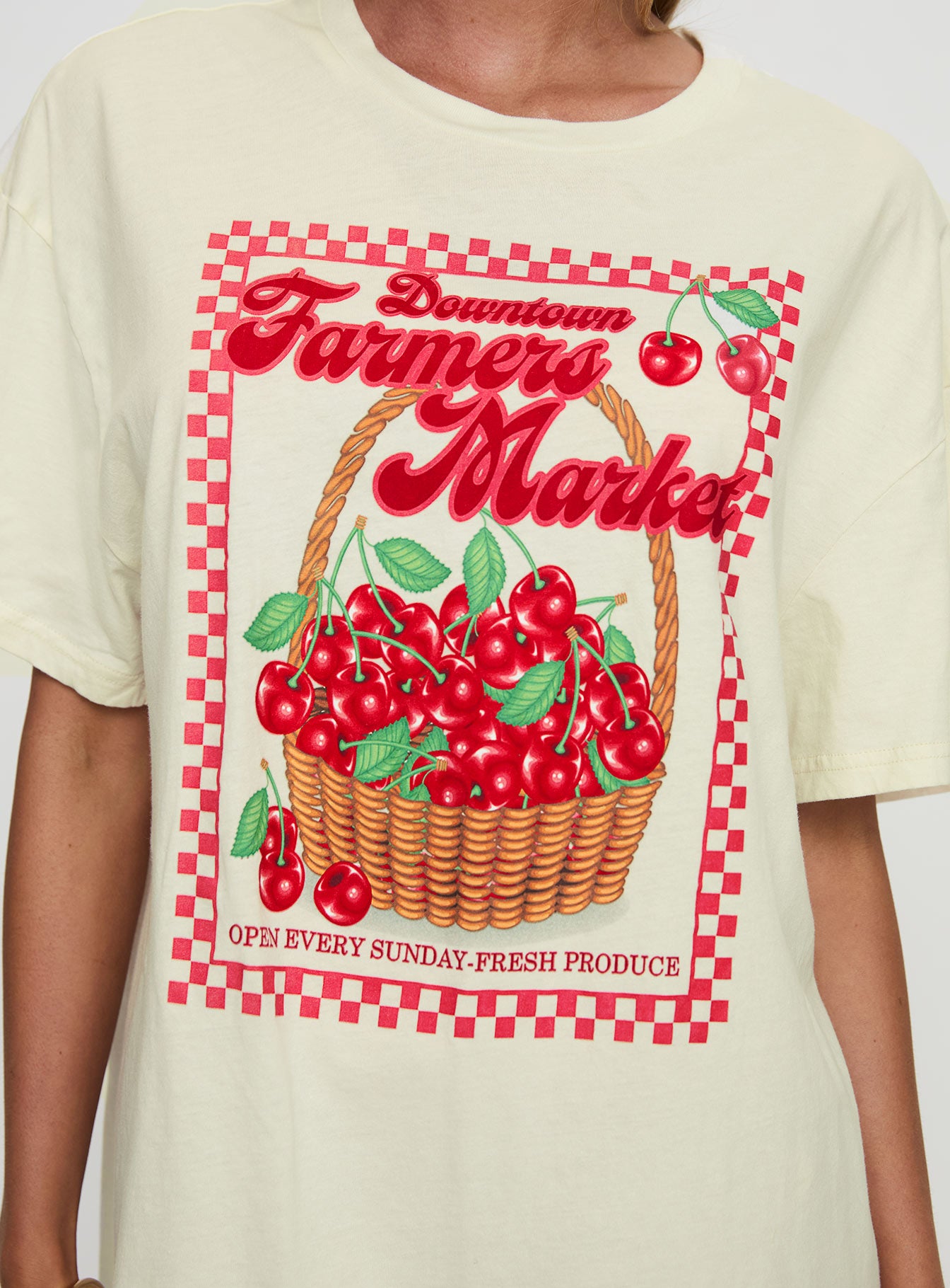 Downtown Markets Top White-Vipp Girl