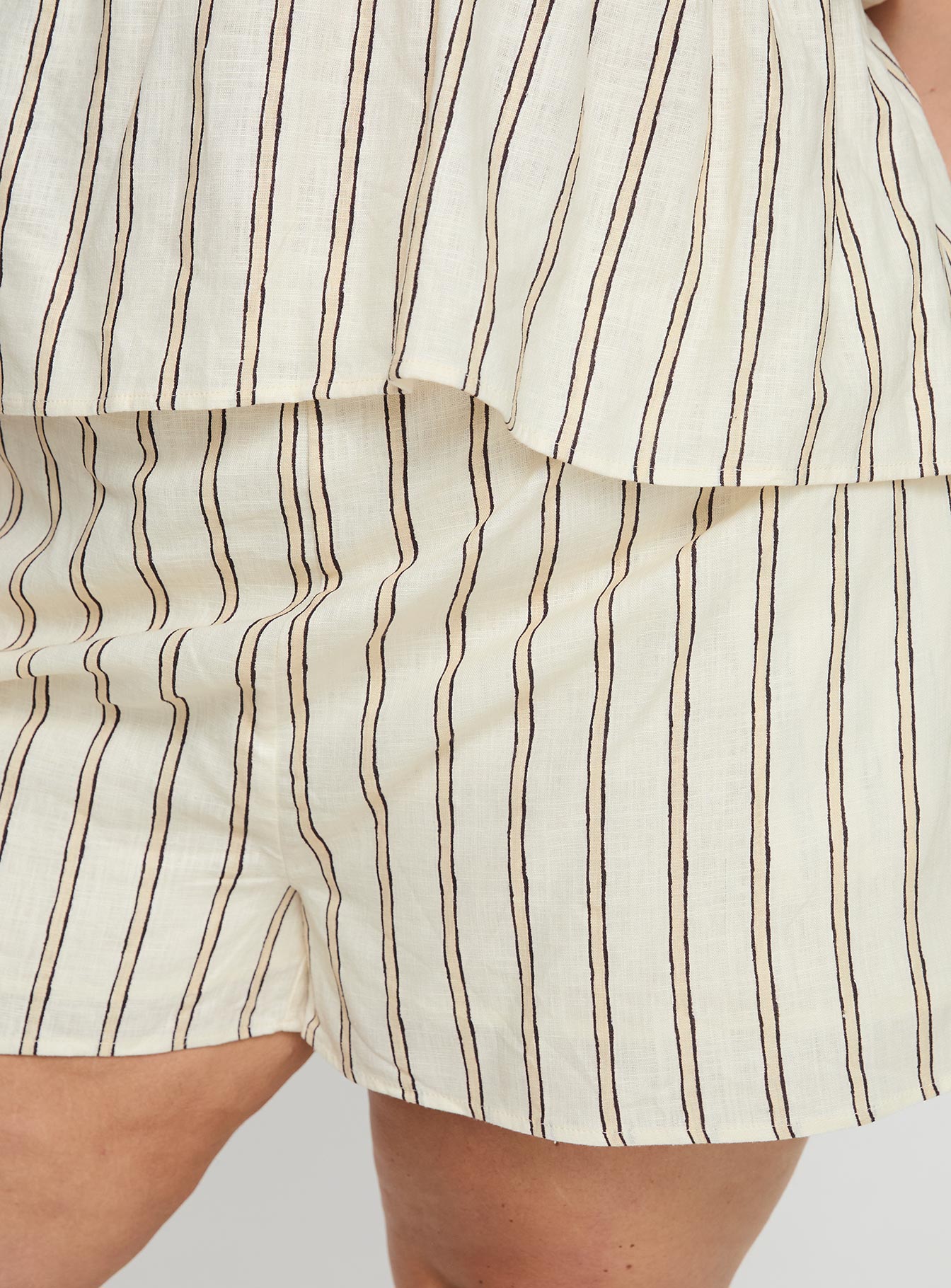 Ease Linen Blend Set Cream / Black Curve-Vipp Girl