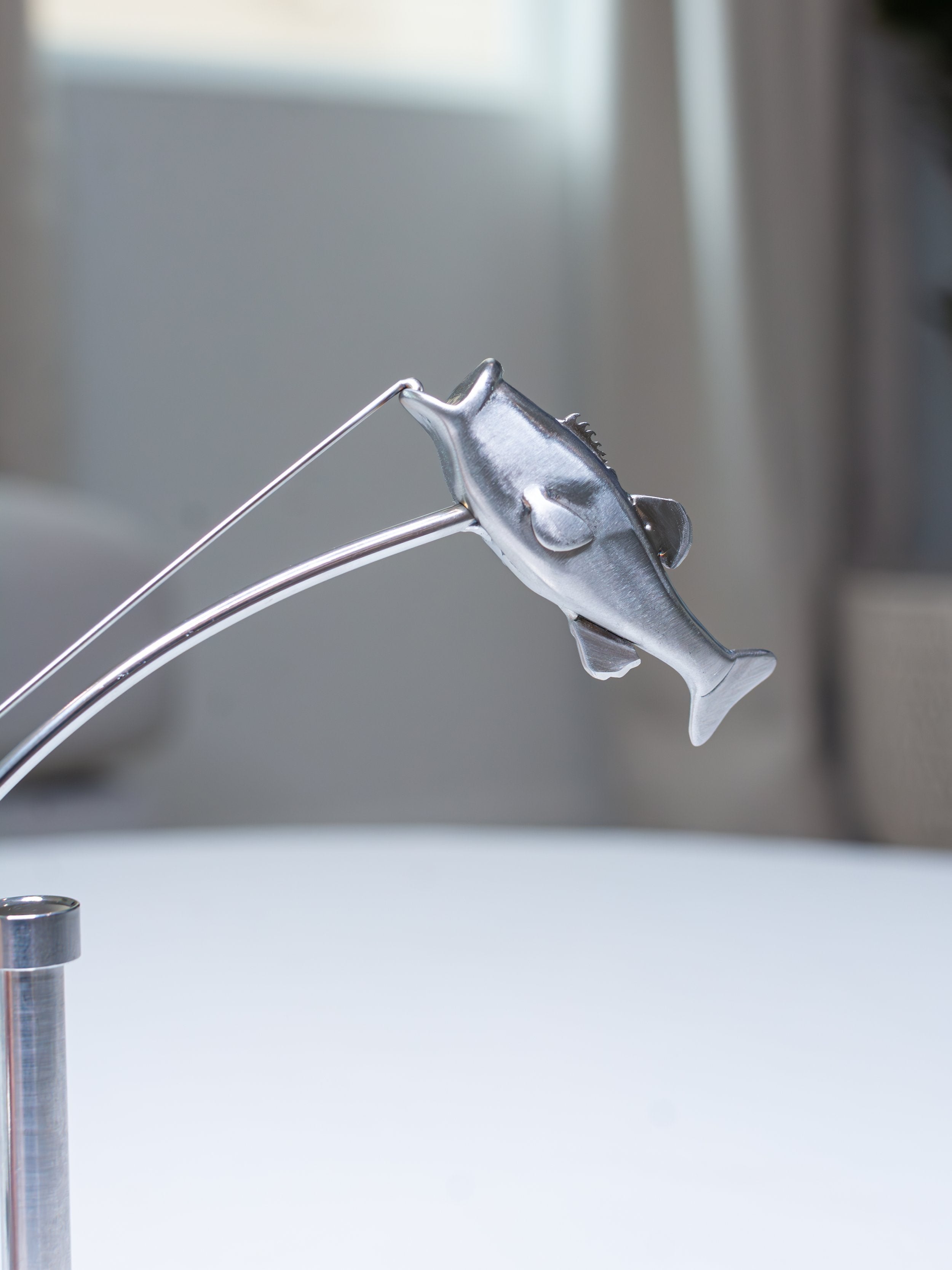 🎣 Sculpture du pêcheur en équilibre — Décoration moderne pour la maison et le bureau