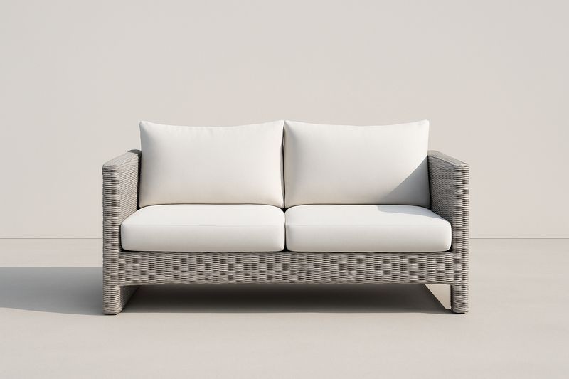Divano due posti in rattan sintetico grigio con cuscini in poliestere bianco
