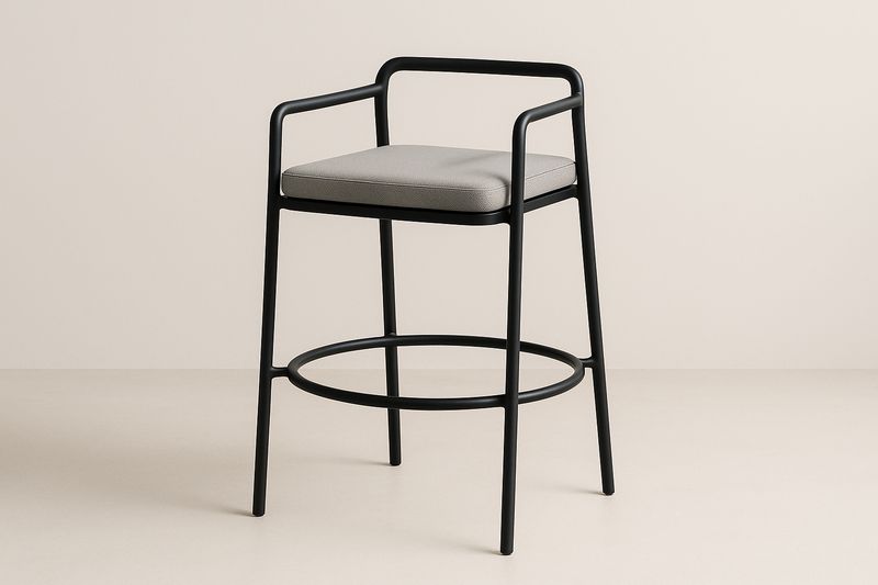 Sgabello da esterno in alluminio con seduta in similpelle grigia