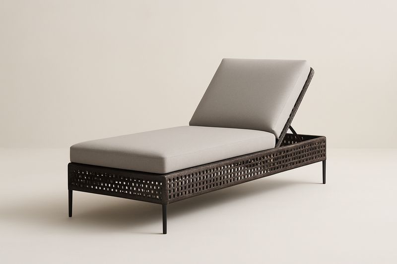 Lettino prendisole rettangolare in rattan sintetico marrone con cuscini grigi