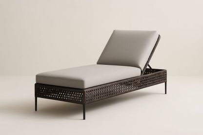 Lettino prendisole rettangolare in rattan sintetico marrone con cuscini grigi