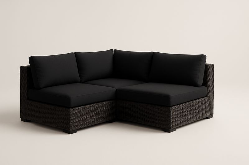 Divano ad angolo in rattan con cuscini neri
