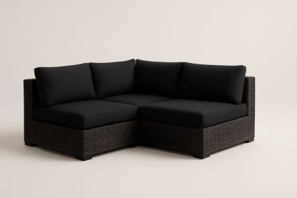 Divano ad angolo in rattan con cuscini neri