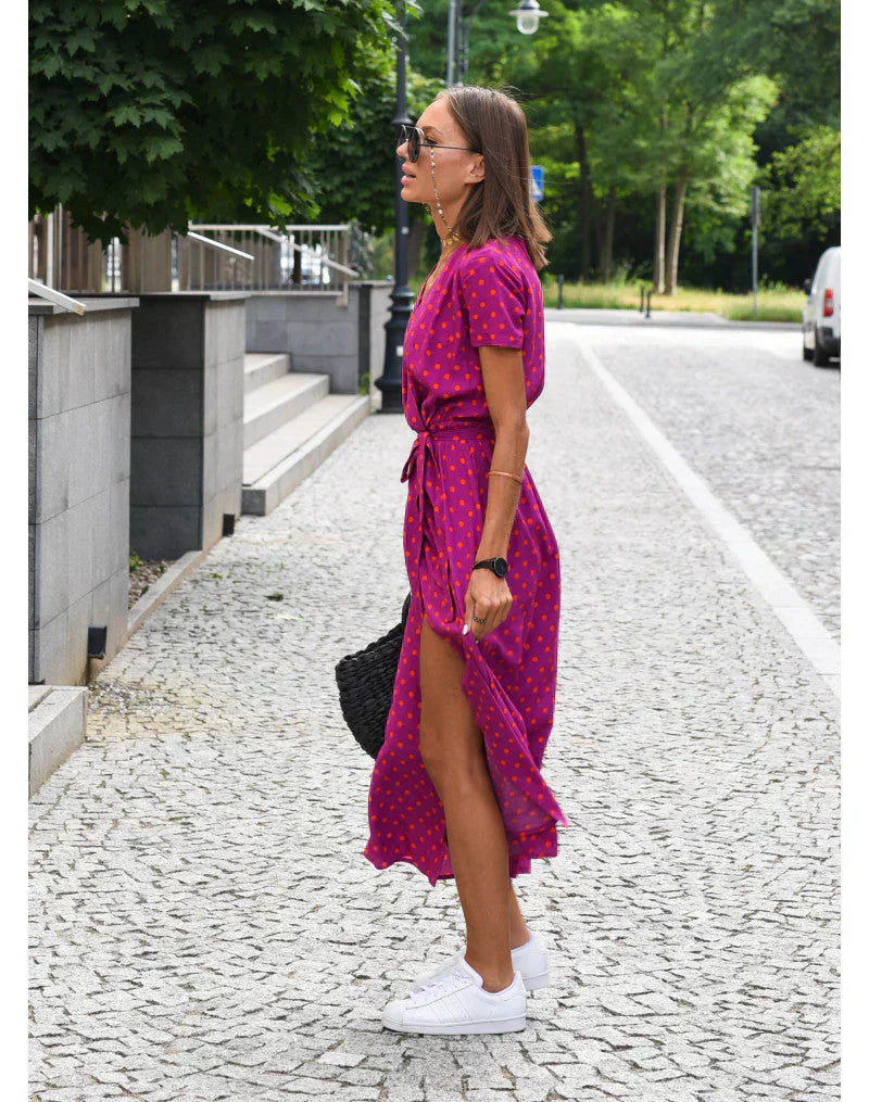 Elegancka sukienka z dekoltem w serek i wycięciem modelującym