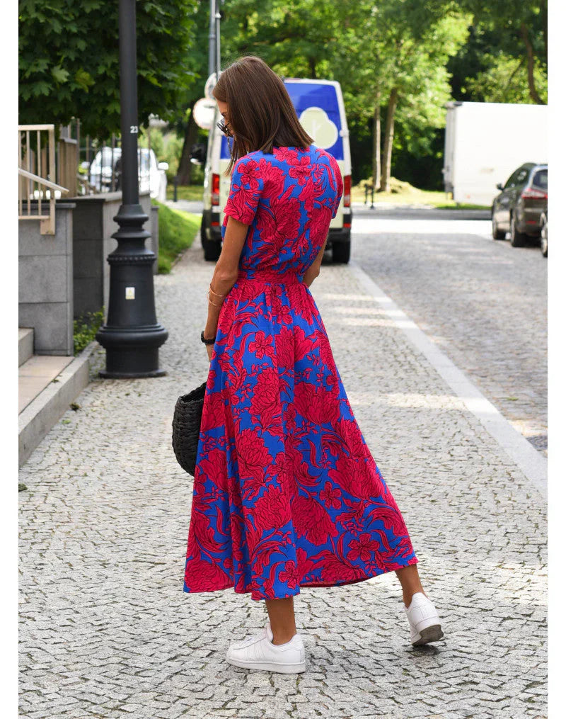 Elegancka sukienka z dekoltem w serek i wycięciem modelującym