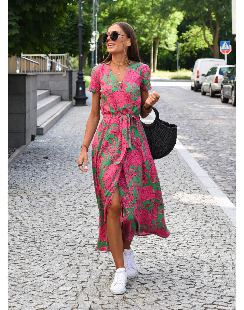 Elegancka sukienka z dekoltem w serek i wycięciem modelującym
