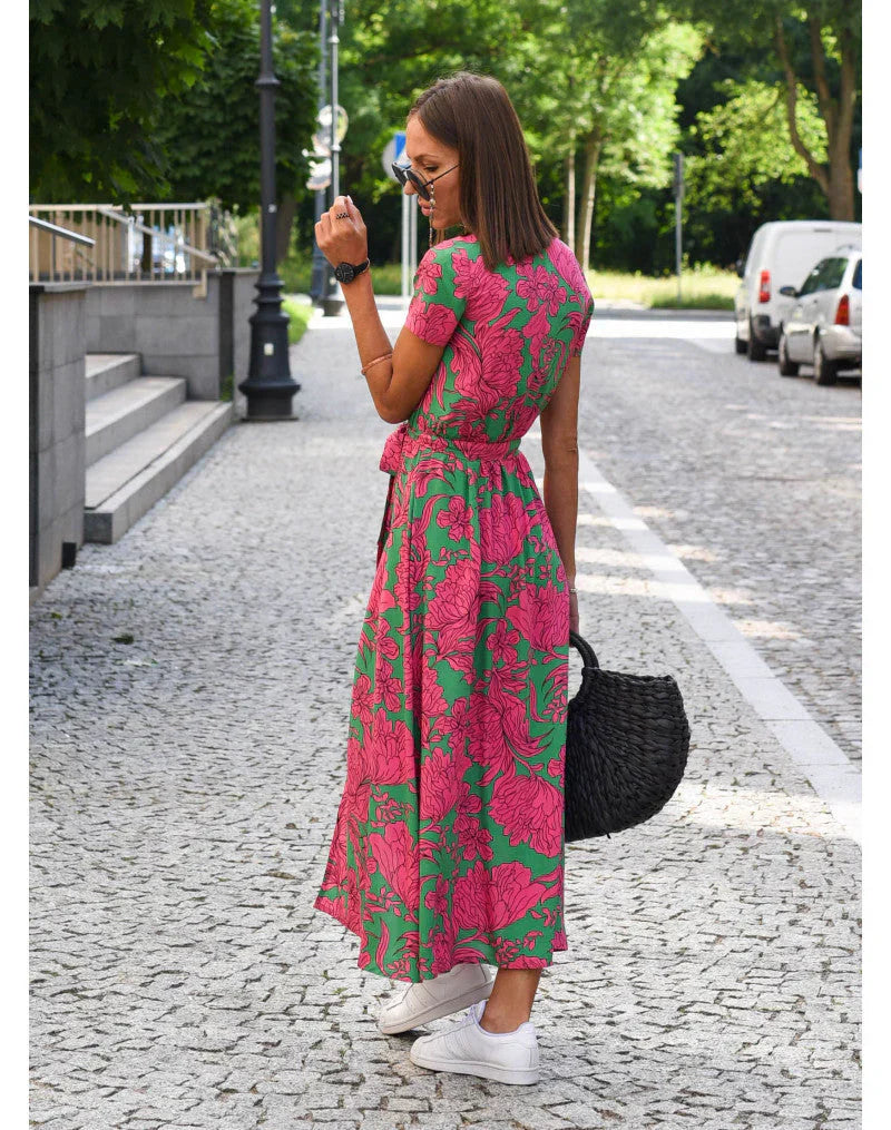 Elegancka sukienka z dekoltem w serek i wycięciem modelującym