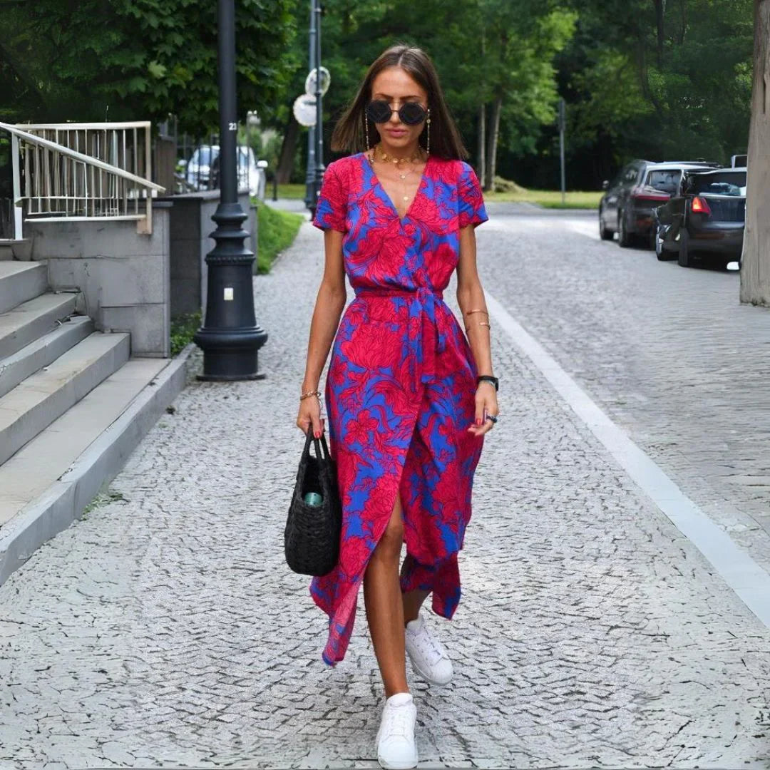 Elegancka sukienka z dekoltem w serek i wycięciem modelującym