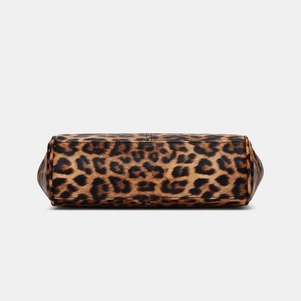 Stylish Leopard Print Handbag With Clasp