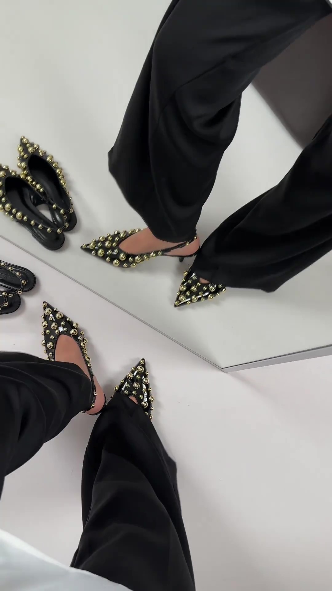 Pointed-toe Studded Flat Leather Shoes