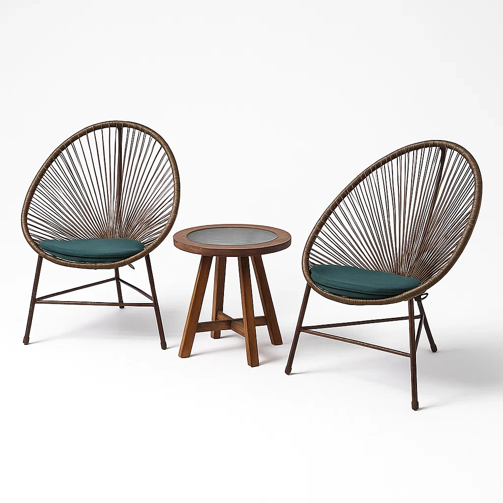 Set lounge da giardino in metallo e legno con tavolino rotondo e due poltrone intrecciate con cuscini verdi