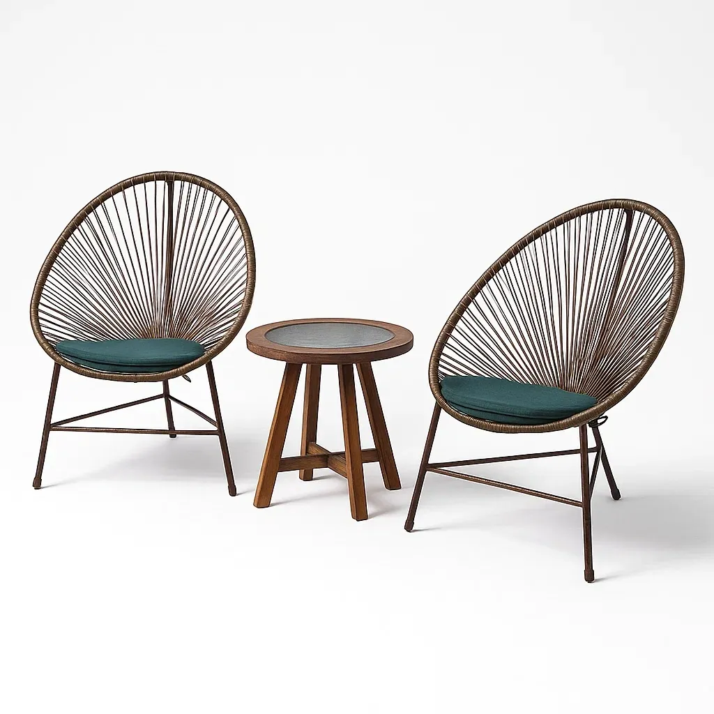 Set lounge da giardino in metallo e legno con tavolino rotondo e due poltrone intrecciate con cuscini verdi