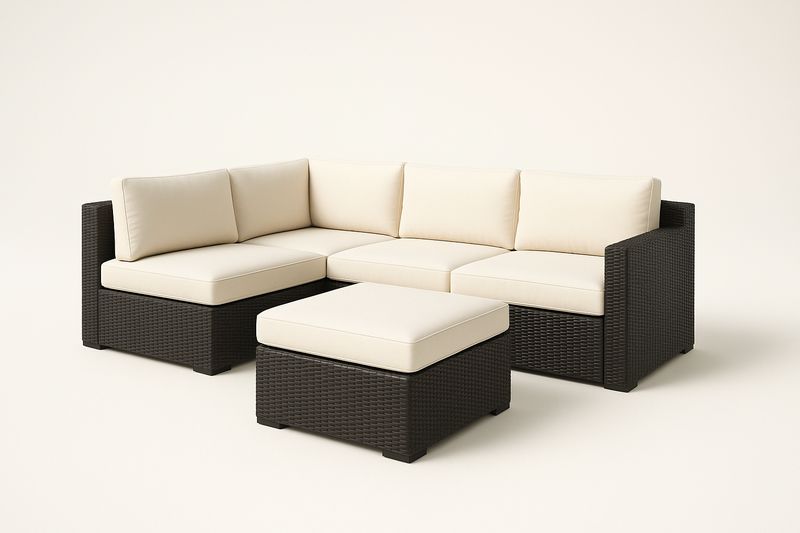 Divano angolare in rattan con cuscini bianchi-Bellevivian