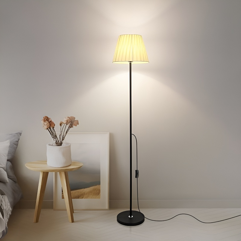 Lampa stojąca do salonu przy sofie