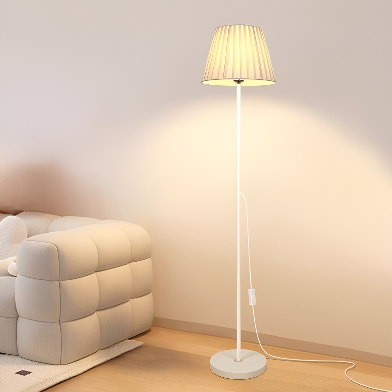 Lampa stojąca do salonu przy sofie