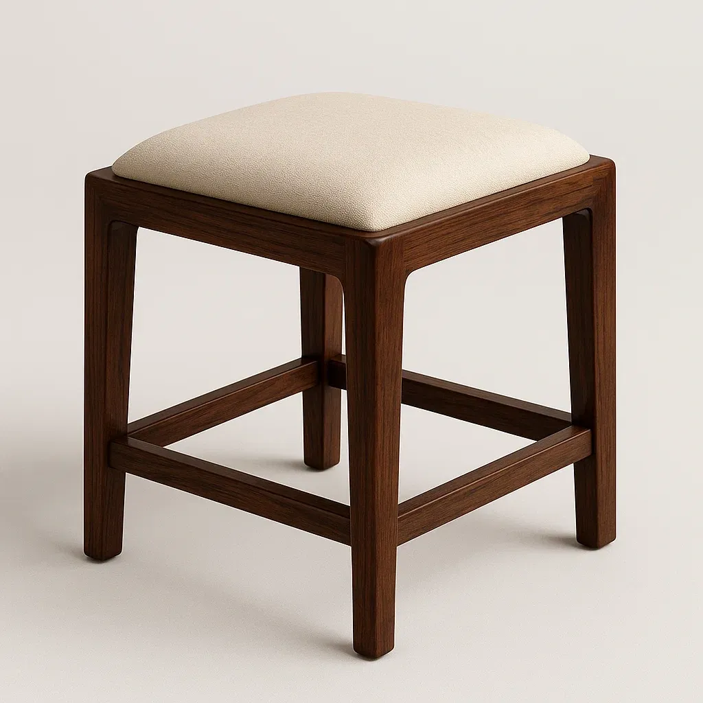 Sgabello in legno massello con seduta in tessuto beige