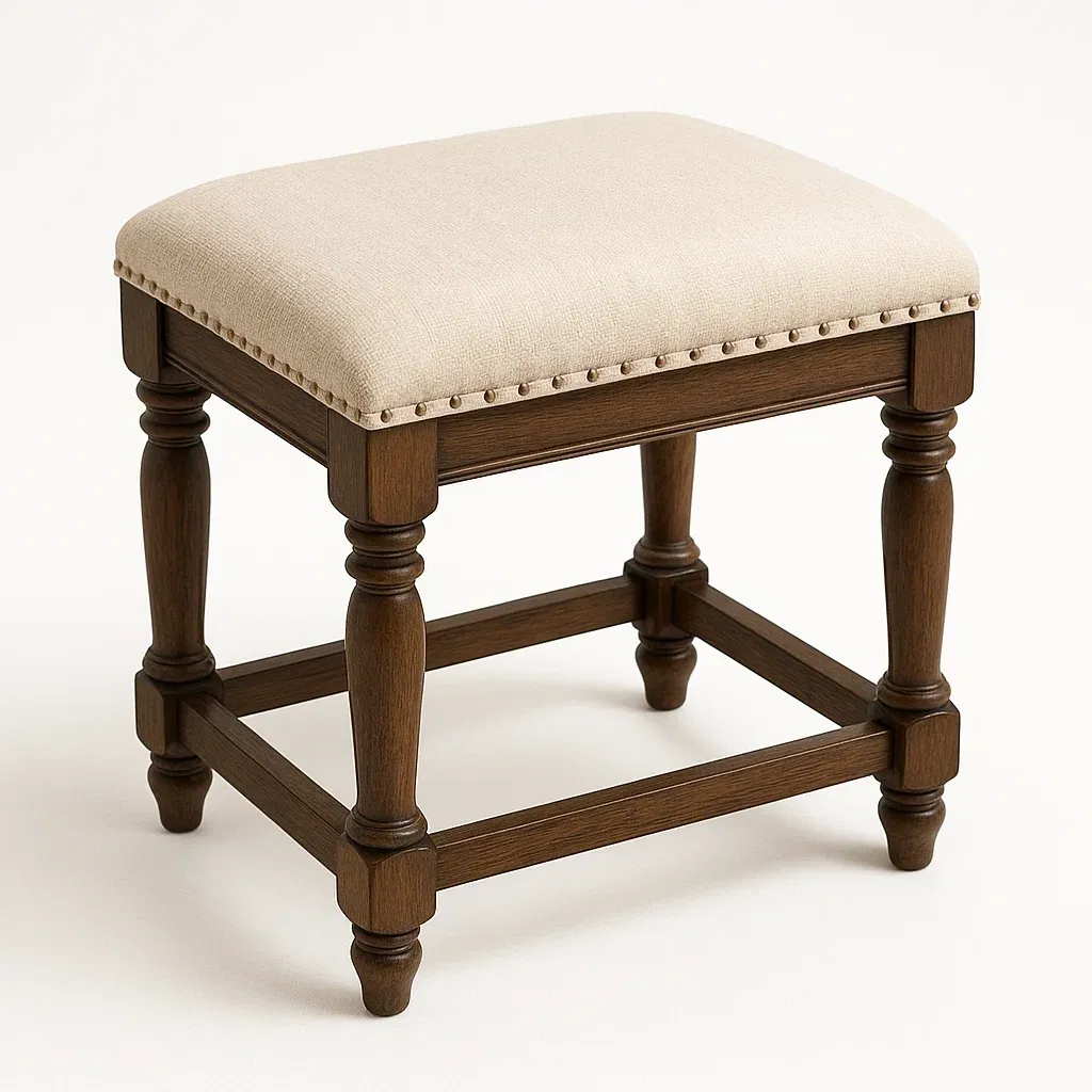 Sgabello in legno con seduta in tessuto lino