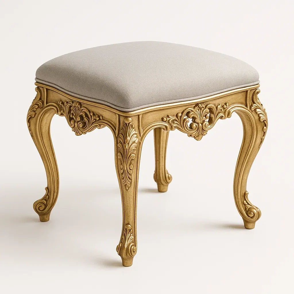 Sgabello in legno intagliato e tessuto grigio, 42 × 42 × 46 cm