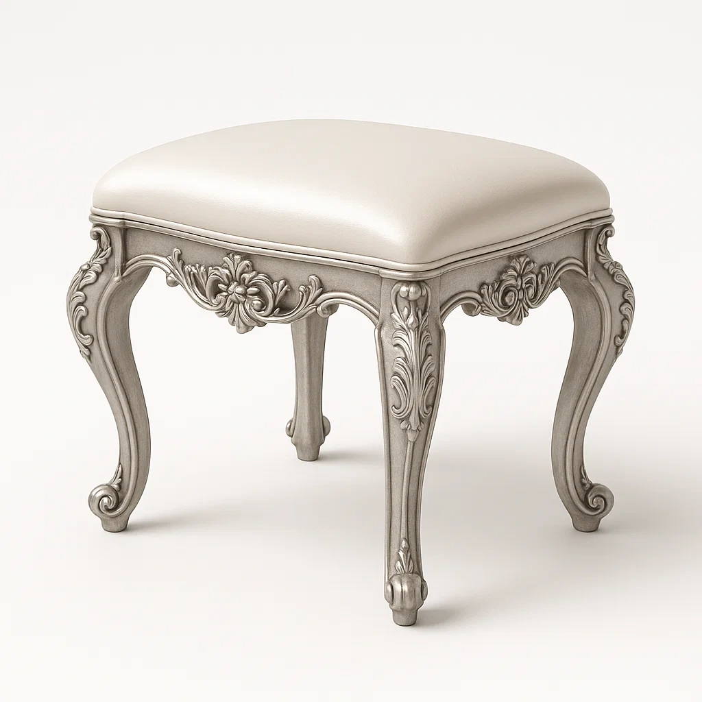 Sgabello in legno intagliato con seduta in pelle sintetica avorio