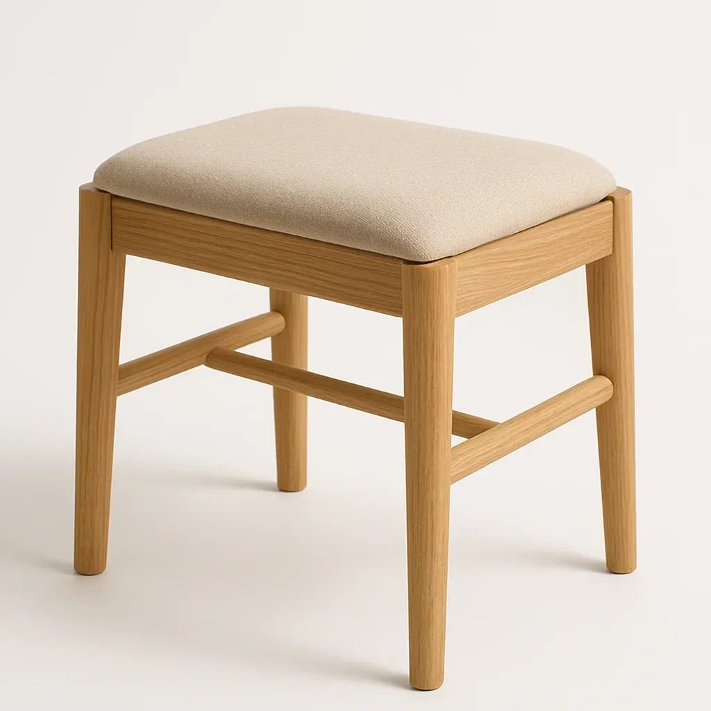 Sgabello in legno di rovere con seduta in tessuto beige