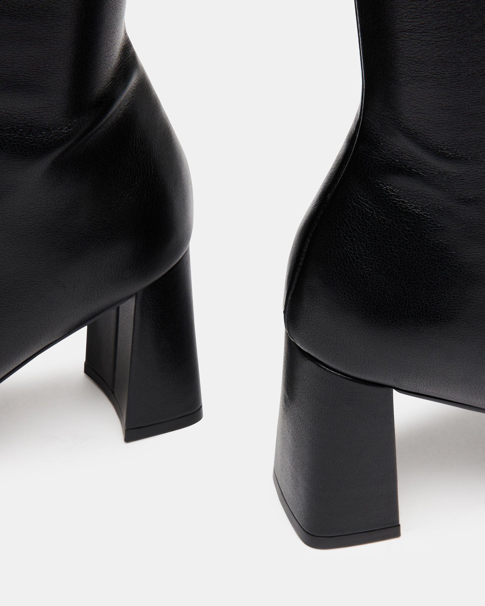 HOLLY BLACK-Cool A Warm