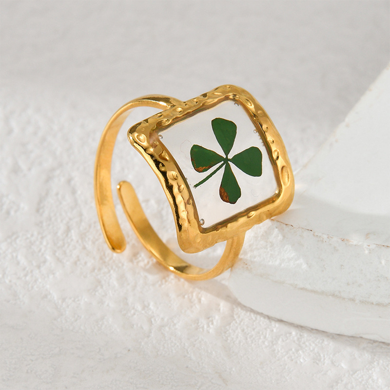 Simple and luxurious eternal flower ring