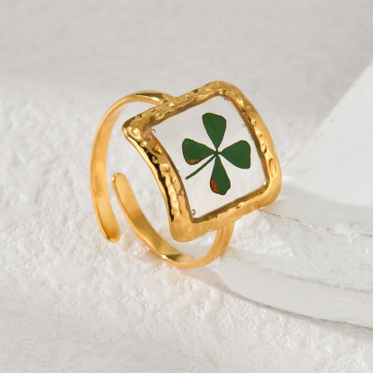 Simple and luxurious eternal flower ring
