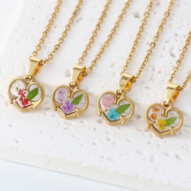 Real flower pendant necklace