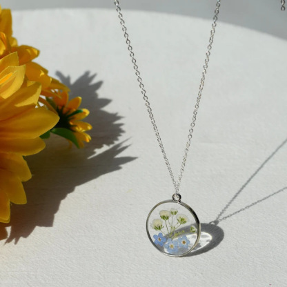 Necklace with natural real flowers