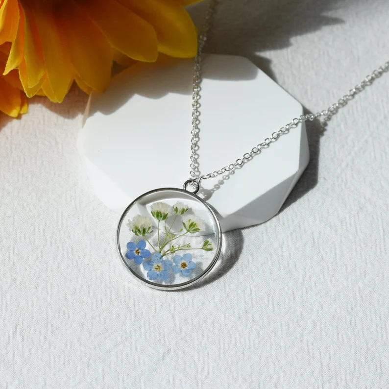 Necklace with natural real flowers