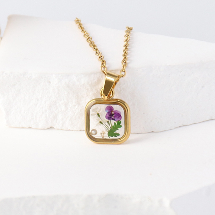 Niche Flower Resin Necklace