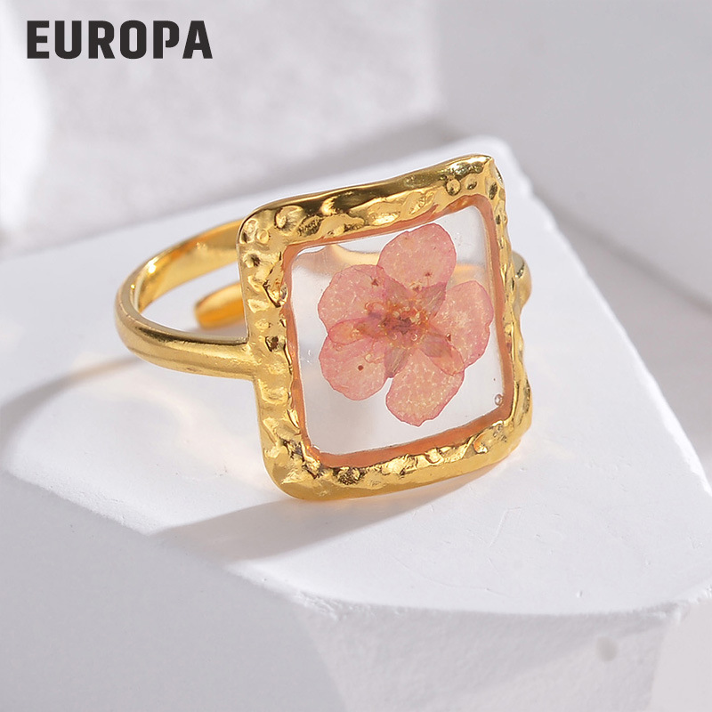 Simple and luxurious eternal flower ring