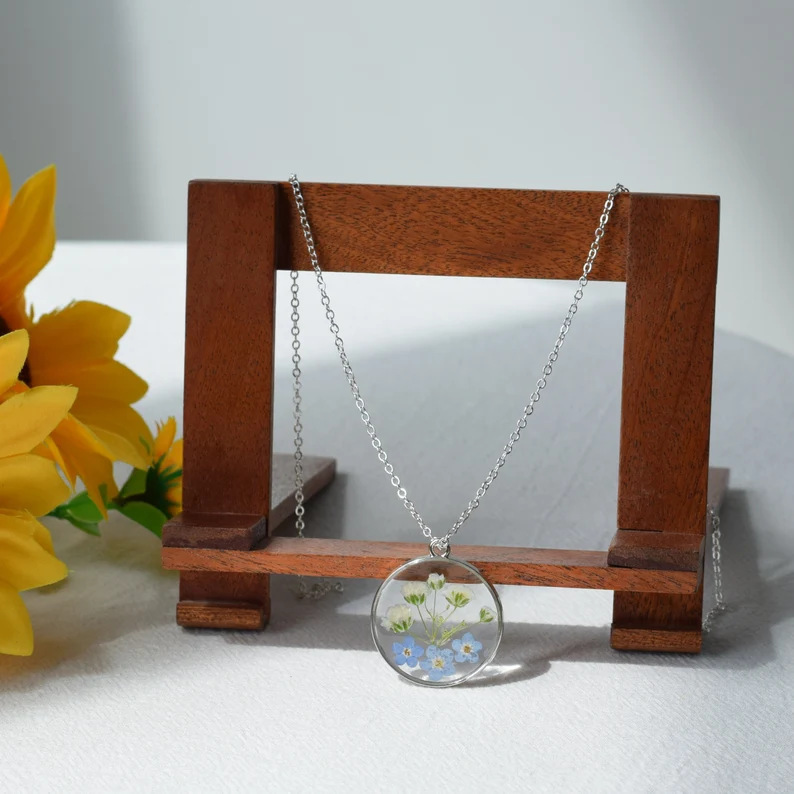 Necklace with natural real flowers