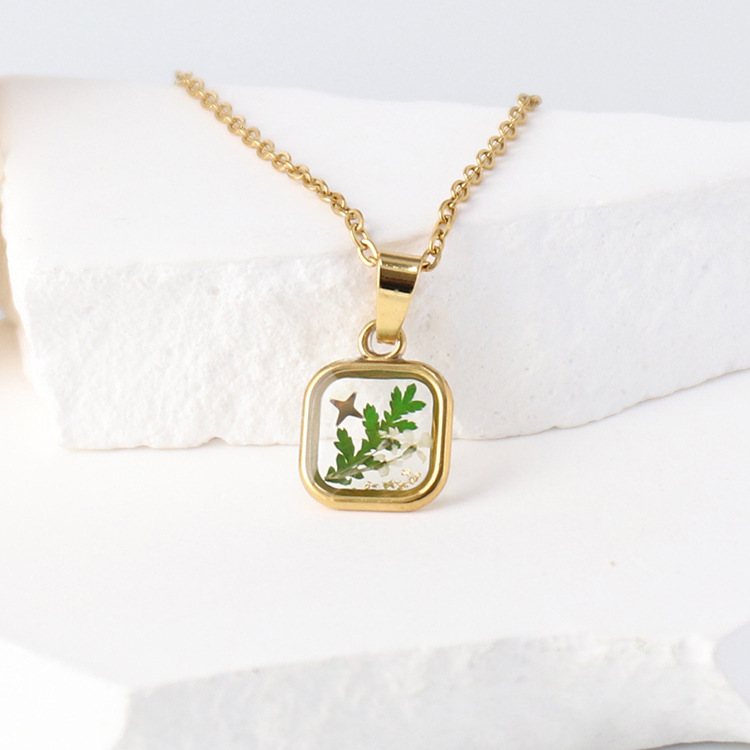 Niche Flower Resin Necklace