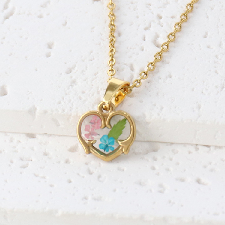 Real flower pendant necklace