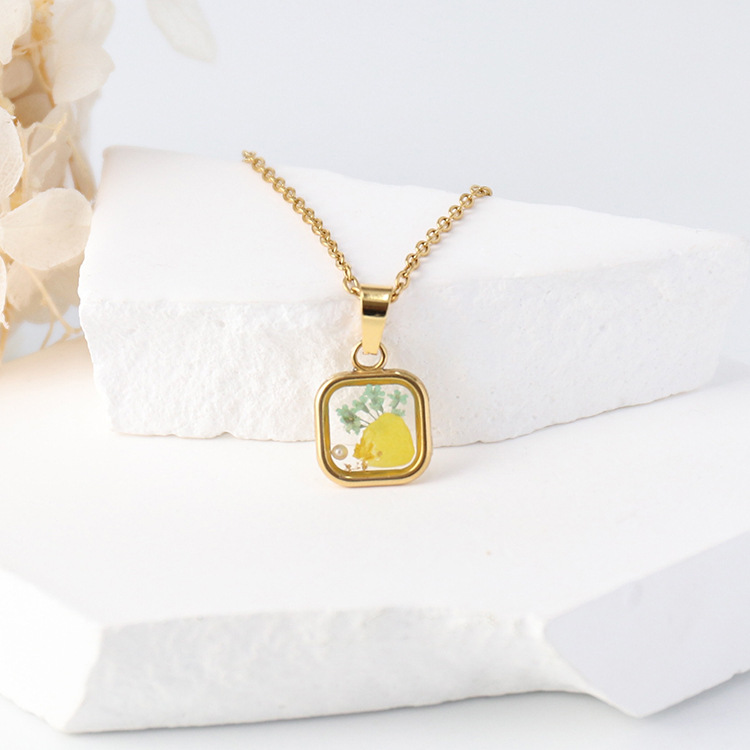 Niche Flower Resin Necklace