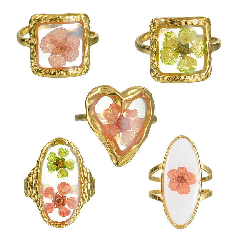 Simple and luxurious eternal flower ring