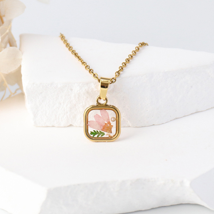 Niche Flower Resin Necklace