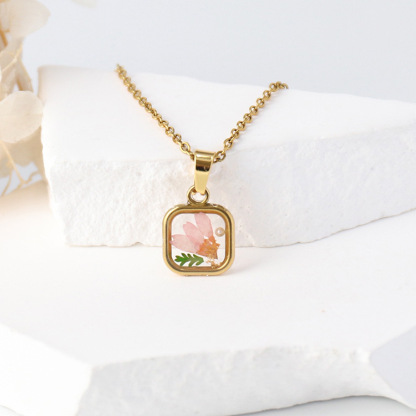 Niche Flower Resin Necklace