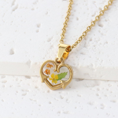 Real flower pendant necklace