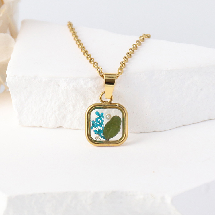 Niche Flower Resin Necklace