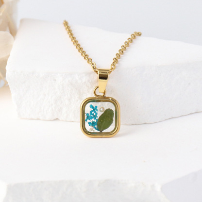 Niche Flower Resin Necklace