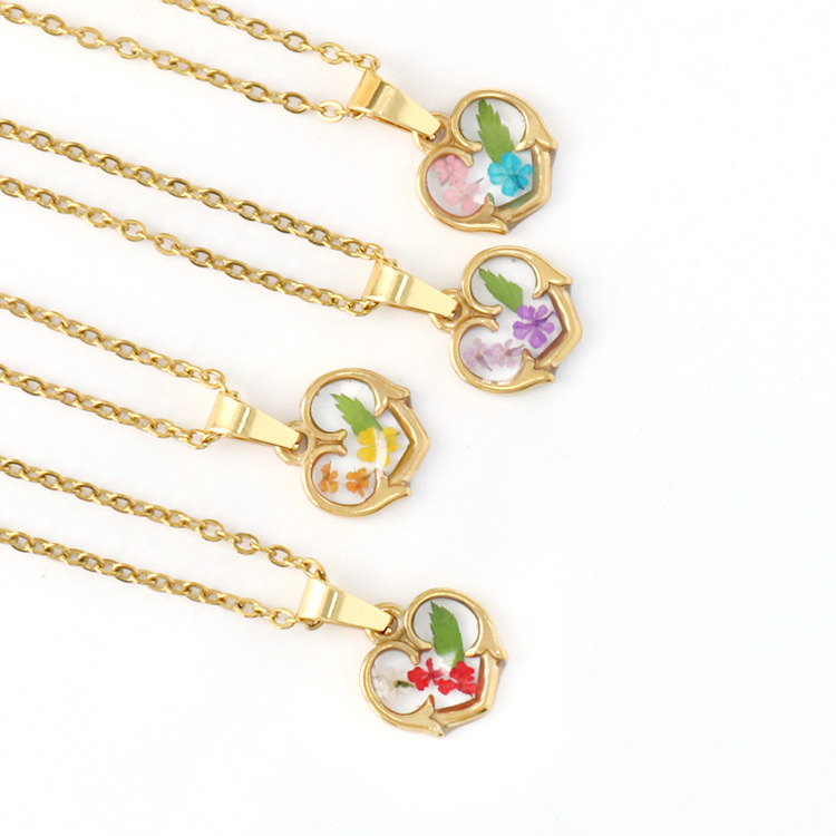 Real flower pendant necklace